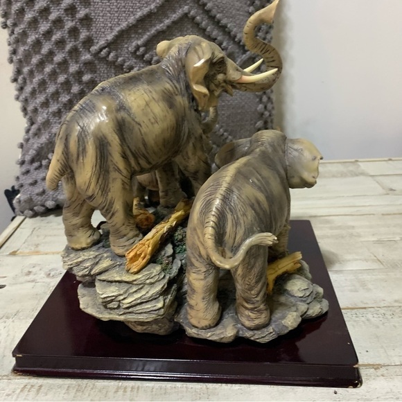 Vintage De Capoli Elephant Family Figurine - Picture 5 of 12